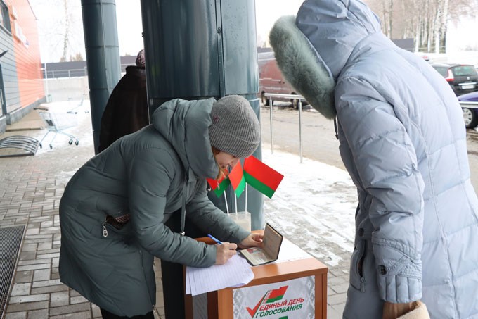 Жители Мстиславщины отдают голоса за кандидатов в депутаты. Как идёт сбор подписей