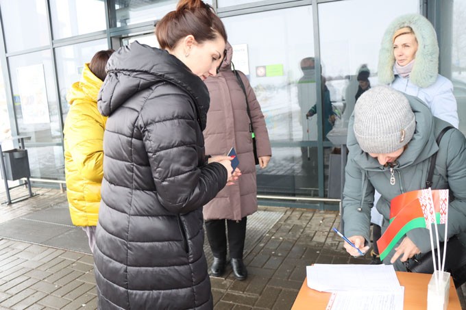 Жители Мстиславщины отдают голоса за кандидатов в депутаты. Как идёт сбор подписей