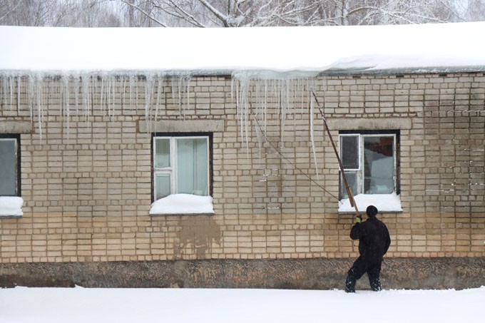 В районе очищают крыши домов и зданий от снега и наледи