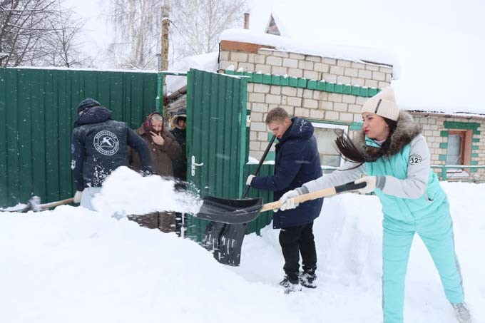 Как волонтёры БРСМ ликвидируют последствия снегопада в частном секторе