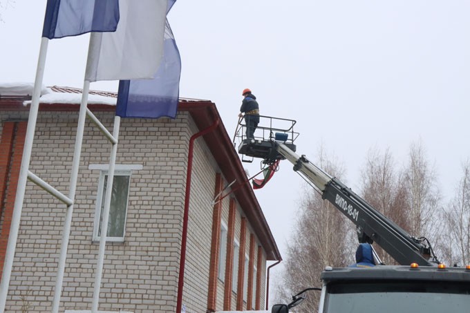 В районе очищают крыши домов и зданий от снега и наледи