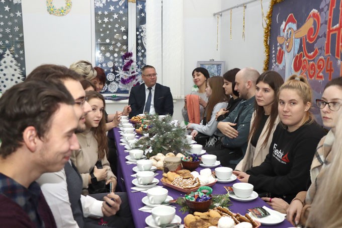 Дмитрий Пимошенко встретился с молодыми специалистами в новогодней резиденции Деда Мороза. О чём говорили