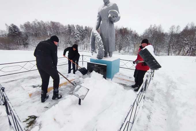 Мстиславчане убирают снег у воинских захоронений района. Фото