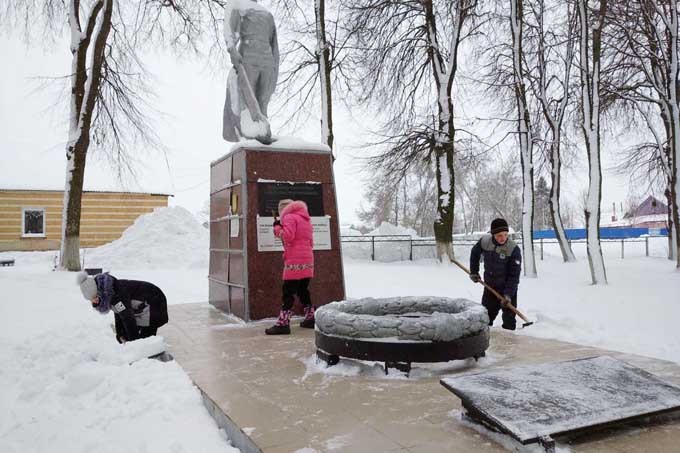 Мстиславчане убирают снег у воинских захоронений района. Фото