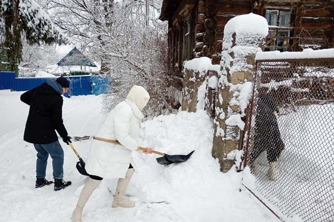 Как в эти зимние дни волонтёры БРСМ помогают мстислачанам