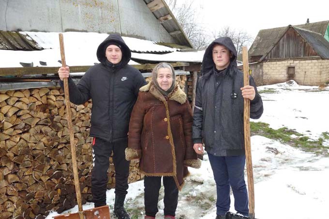 Как в эти зимние дни волонтёры БРСМ помогают мстислачанам
