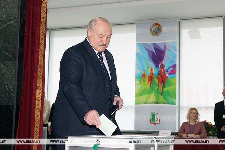 За что голосовал Лукашенко, пойдет ли снова на выборы и прогноз по Украине. Подробности заявлений Президента