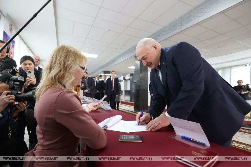 За что голосовал Лукашенко, пойдет ли снова на выборы и прогноз по Украине. Подробности заявлений Президента