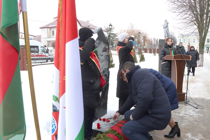 В Мстиславле прошёл митинг-реквием, посвящённый Дню памяти воинов-интернационалистов. Фотофакт