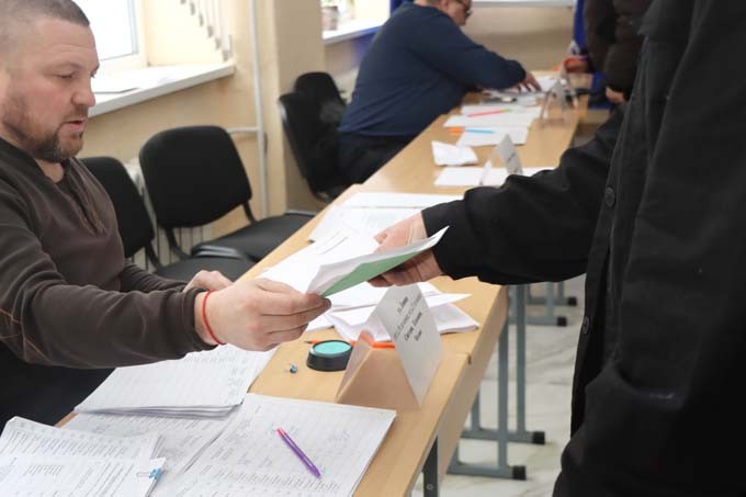 На Дзержинском участке голосуют досрочно. Кто и почему