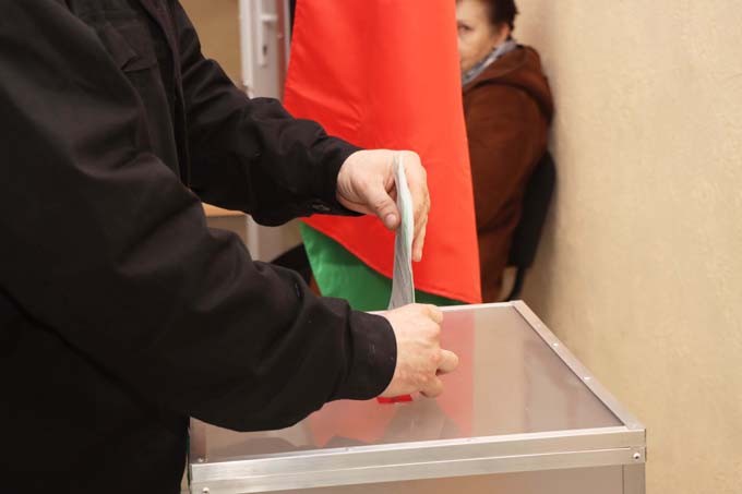 Досрочное голосование на городских участках. Фото