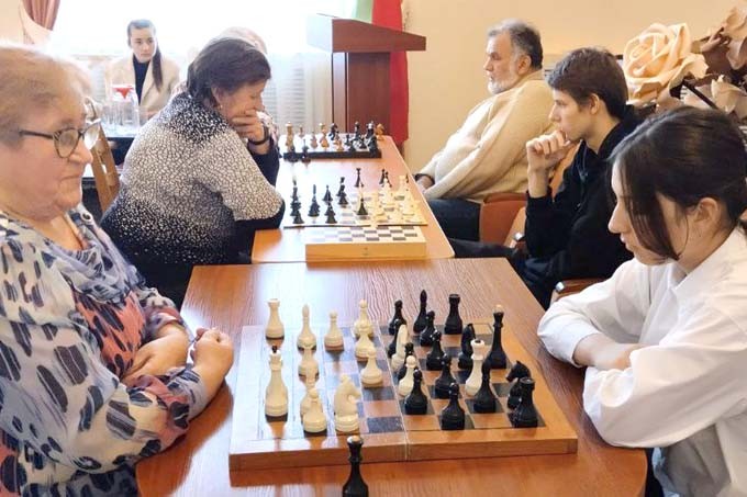 Шахматные баталии между школьниками и людьми пожилого возраста. Кто победил