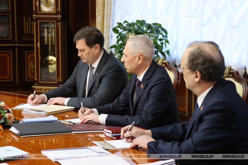 Лукашенко поручил обеспечить поддержку в переходный для белорусского парламента период