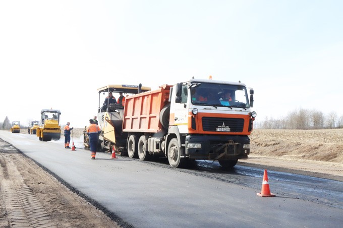 ДЭУ №79 ведёт ремонт на автодороге Кричев-Орша-Лепель. Фото