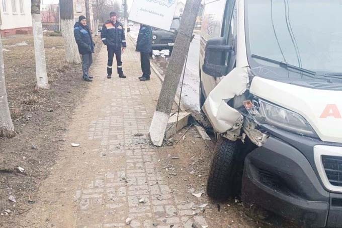 В Мстиславле водитель грузовика врезался в столб
