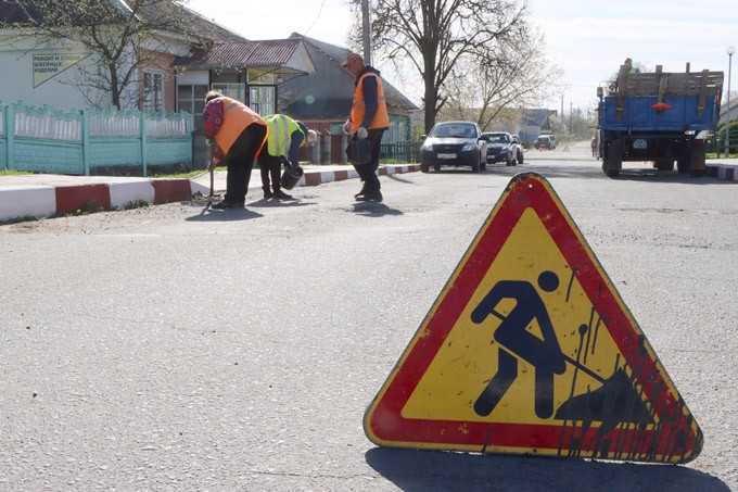 Коммунальщики ведут ремонт дорожно-уличной сети города. Фото
