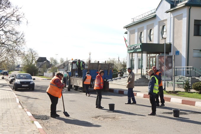 Коммунальщики ведут ремонт дорожно-уличной сети города. Фото