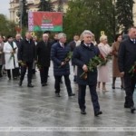ФОТОФАКТ: Участники VII ВНС возложили венки и цветы к монументу Победы в Минске