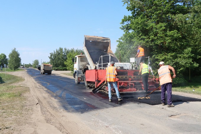 Посмотрите, где в аг. Ходосы проводят ремонт дороги