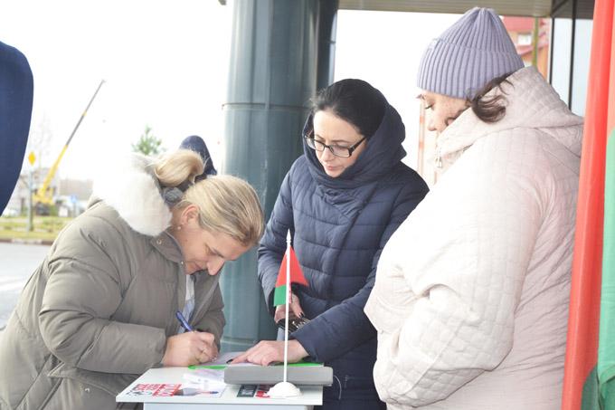 В районе продолжается сбор подписей в поддержку выдвижения кандидатов в Президенты Беларуси. Подробности здесь