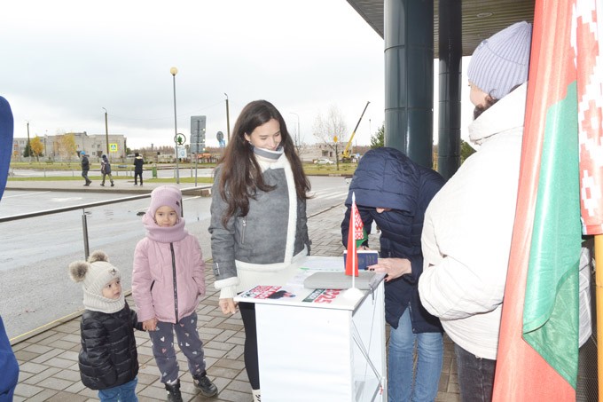 В районе продолжается сбор подписей в поддержку выдвижения кандидатов в Президенты Беларуси. Подробности здесь