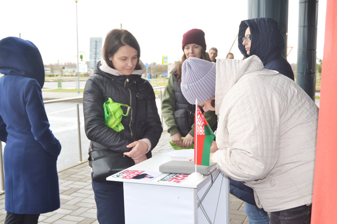 В районе продолжается сбор подписей в поддержку выдвижения кандидатов в Президенты Беларуси. Подробности здесь