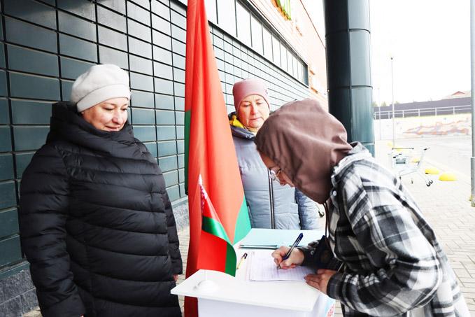 Рассказываем, как в райцентре проходит сбор подписей за выдвижение в кандидаты в Президенты Беларуси