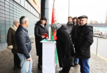 Пикет в микрорайоне Юго-Западный в Мстиславле. Посмотрите, как горожане ставят свои подписи в поддержку кандидата в Президенты