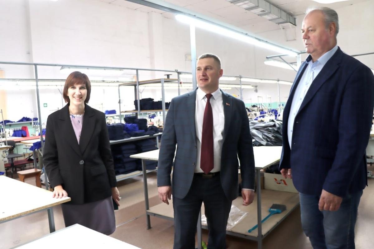 Председатель райисполкома побывал на Мстиславской швейной фабрике. Узнали подробности