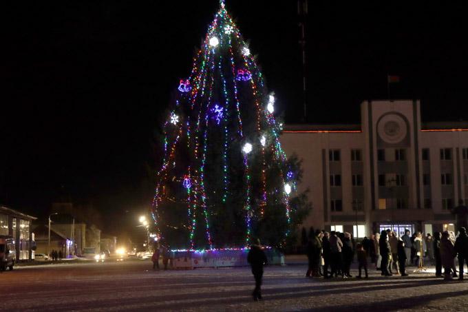 Предновогодняя атмосфера в Мстиславле. Как украшают город к празднику