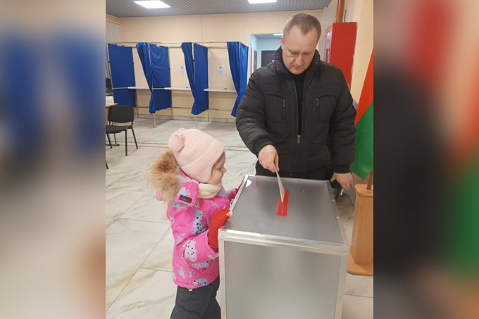 Почему мстиславчане приходят на досрочное голосование семьями