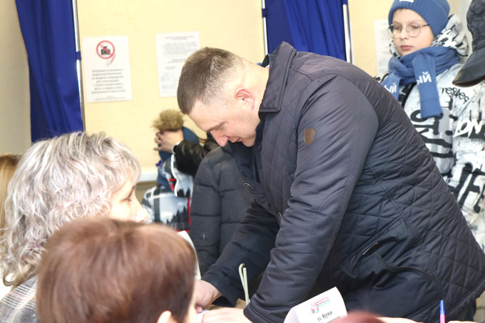 Глава района Юрий Блахин проголосовал на выборах Президента