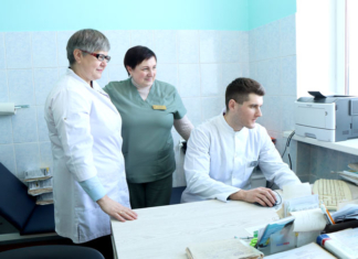 Медикам на 45 процентов увеличили надбавки.