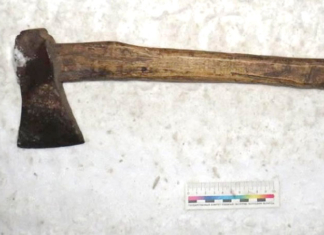 Взял топор и пошёл «поговорить» к соседу.