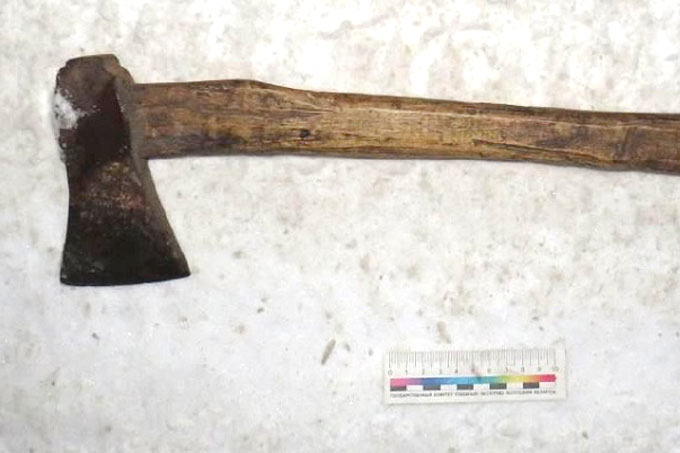 Взял топор и пошёл «поговорить» к соседу.