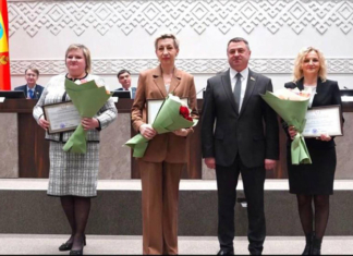 Лариса Филипенко награждена грамотой областного Совета депутатов.