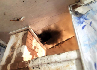 Загорелась сажа в дымоходе частного дома.