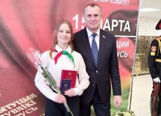 Мстиславчанка получила свой первый паспорт из рук губернатора.