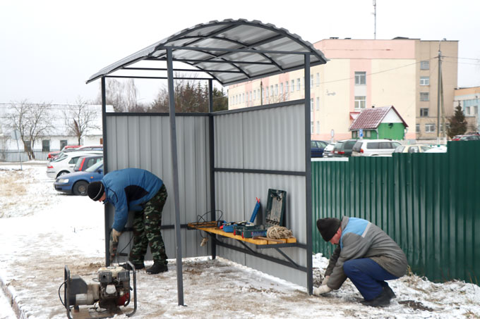 В Мстиславле работники УКПП «Жилкомхоз» приступили к обустройству остановочного пункта на ул. Космонавтов.
