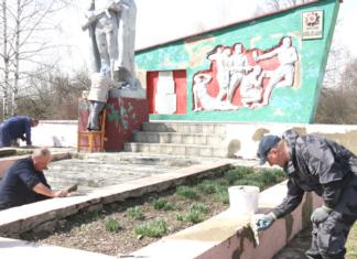 Депутаты наводят порядок на воинских захоронениях.