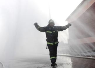 Посмотрите, как провожают на заслуженный отдых спасателей.