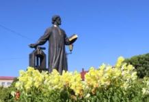 Коммунальщики высаживают цветы на улицах райцентра.