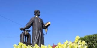 Коммунальщики высаживают цветы на улицах райцентра.