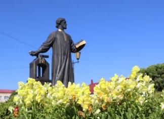 Коммунальщики высаживают цветы на улицах райцентра.