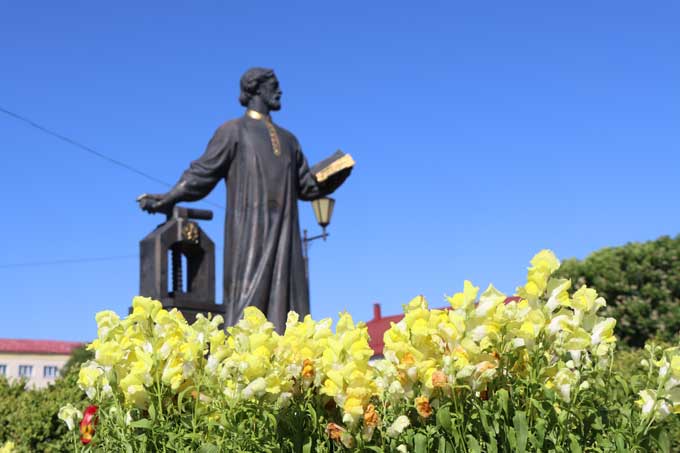 Коммунальщики высаживают цветы на улицах райцентра.