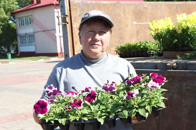 Коммунальщики высаживают цветы на улицах райцентра