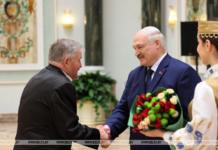 Лукашенко в преддверии священной даты — 80-летия Победы — вручил государственные награды