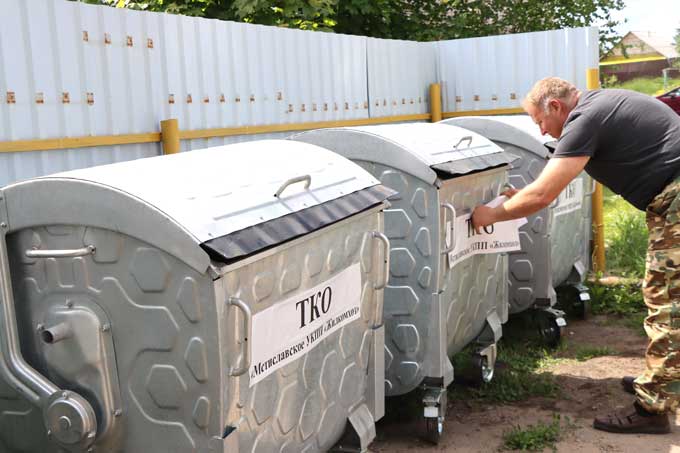 Во дворах многоэтажек устанавливают мусорные контейнеры