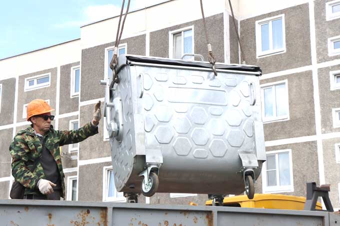 Во дворах многоэтажек устанавливают мусорные контейнеры