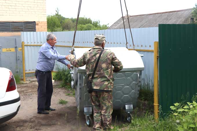 Во дворах многоэтажек устанавливают мусорные контейнеры